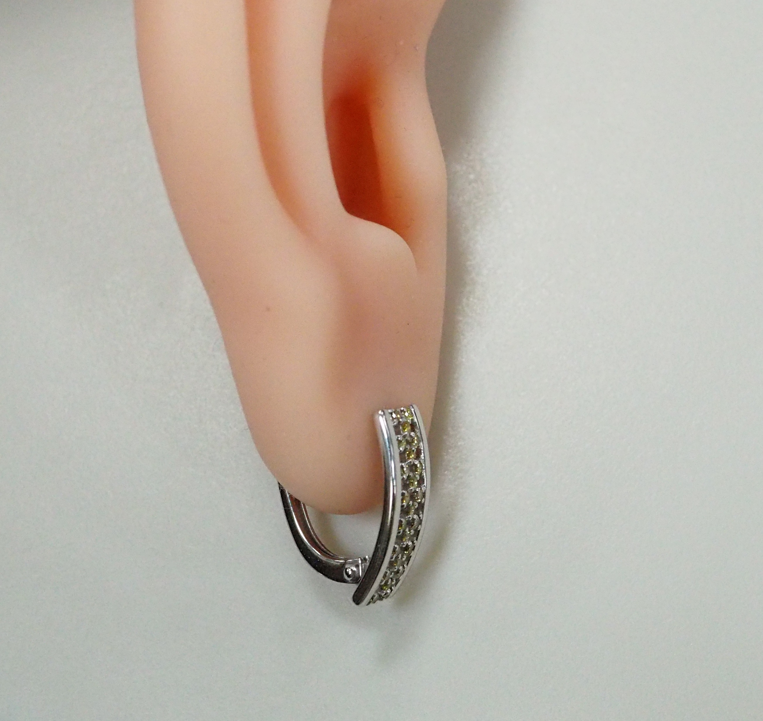 Серьги из белого золота с желтыми бриллиантами